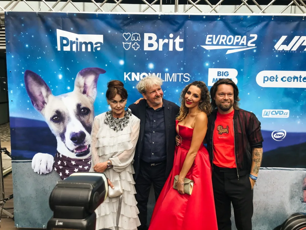 Film o psí a lidské lásce měl slavnostní premiéru. Po červeném koberci prošli psi i známé tváře