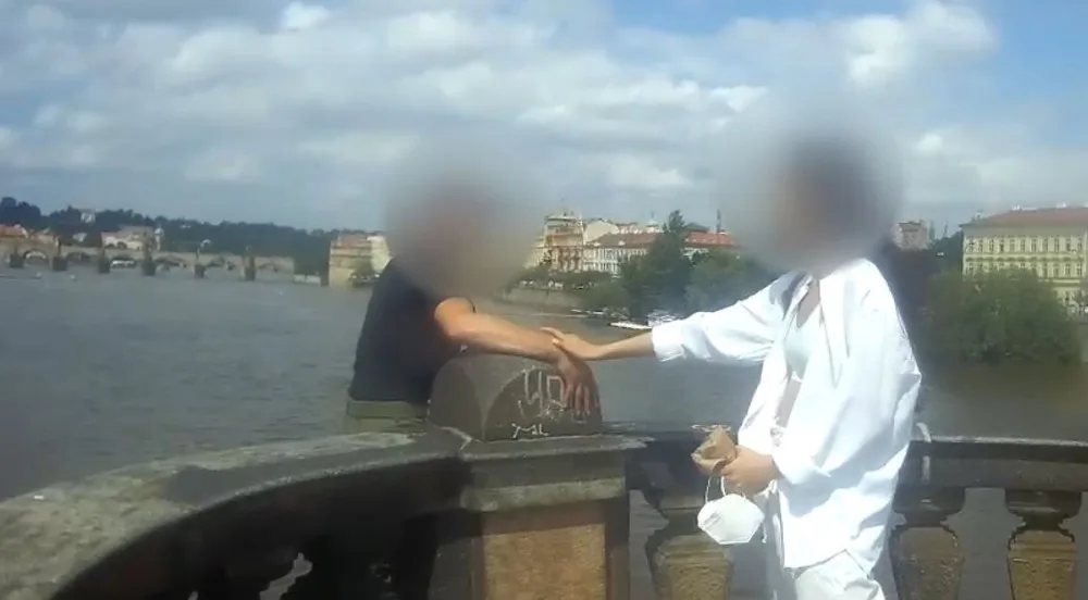 Policisté zachránili život muži, který chtěl skočit z mostu v centru Prahy