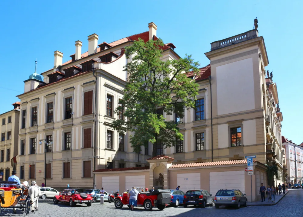 Oprava pražského Clam-Gallasova paláce se zpozdila