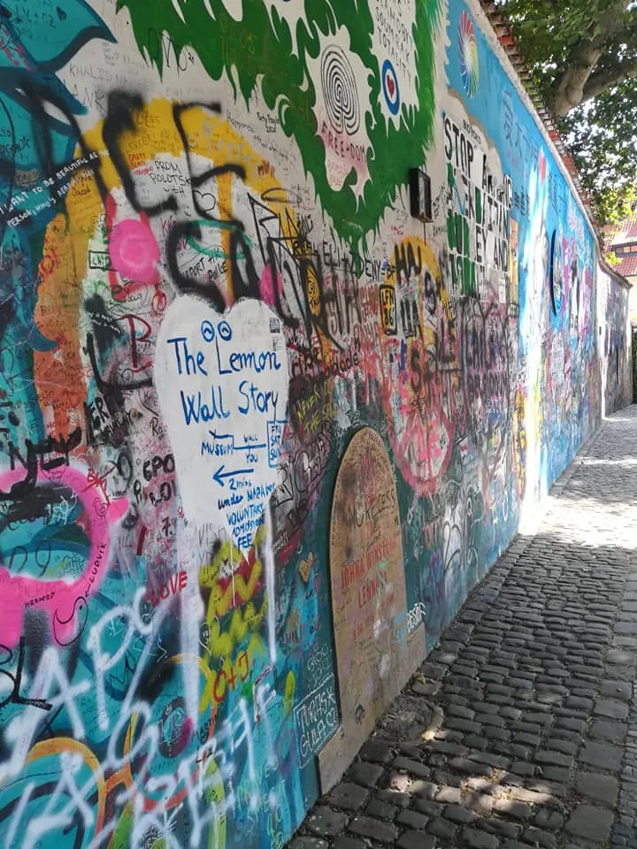 Na Malé Straně se otevřelo muzeum Lennonovy zdi