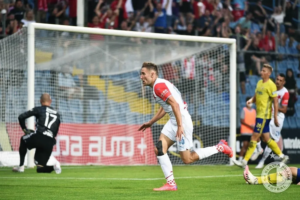 Slávisté vstoupili do ligové sezony výhrou 1:0 ve Zlíně. Vítězství zařídil Kuchta