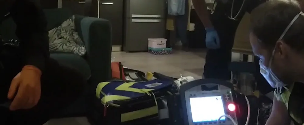 Muž zkolaboval doma na gauči. Život mu zachránili policisté