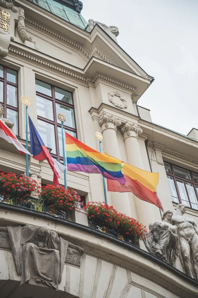 Dnes začíná festival Prague Pride. Duhová vlajka je na radnici i tramvajích