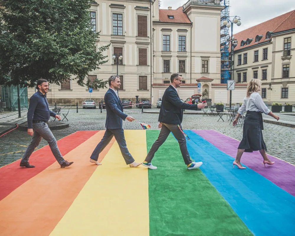 Dnes začíná festival Prague Pride. Duhová vlajka je na radnici i tramvajích