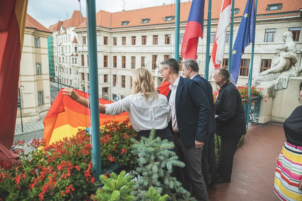 Dnes začíná festival Prague Pride. Duhová vlajka je na radnici i tramvajích