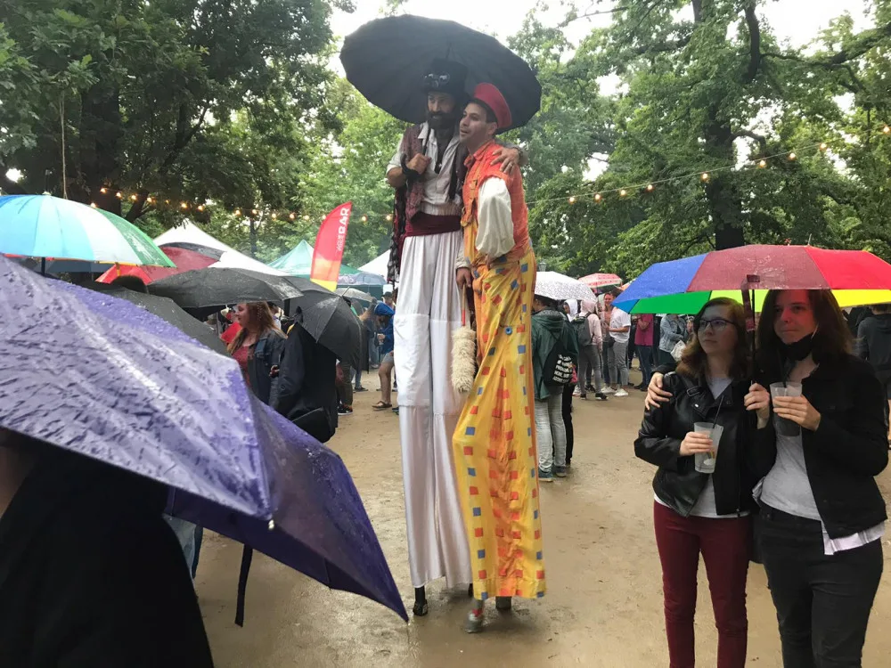 Slavnostního zahájení Prague Pride se účastní stovky lidí. Radost jim nezkazil ani déšť