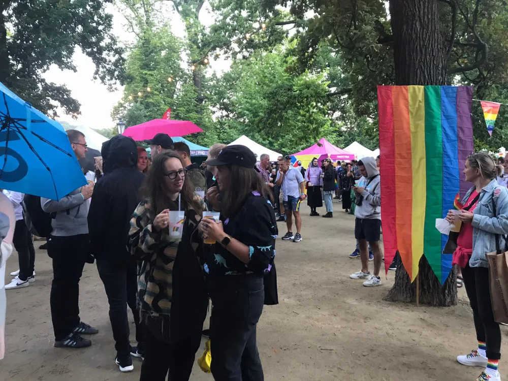 Slavnostního zahájení Prague Pride se účastní stovky lidí. Radost jim nezkazil ani déšť