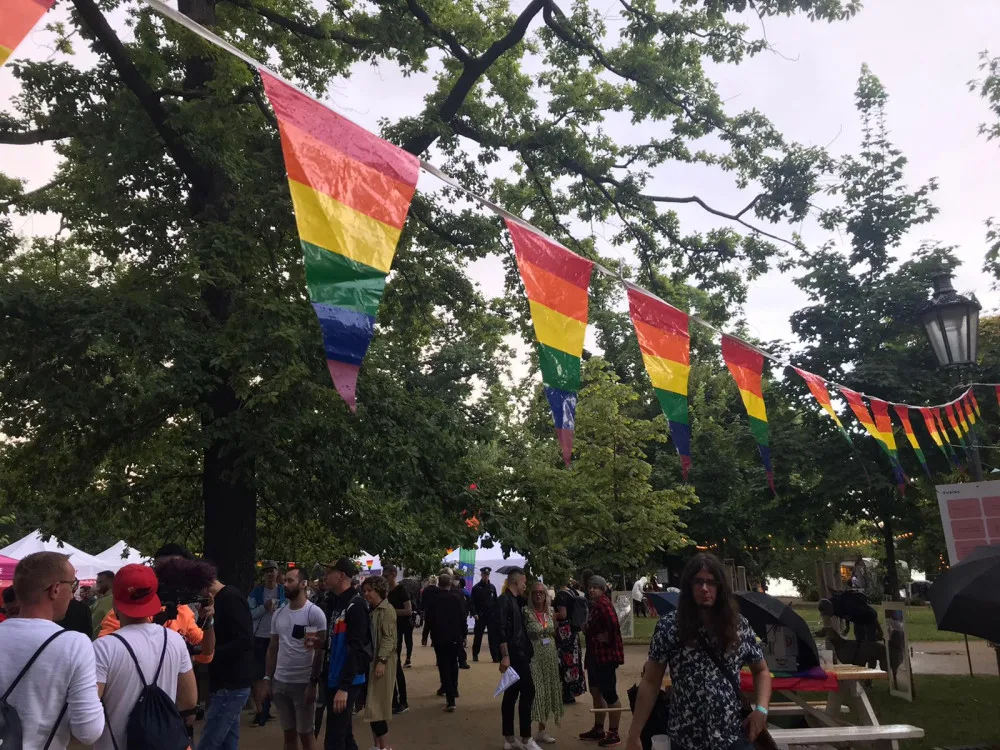 Slavnostního zahájení Prague Pride se účastní stovky lidí. Radost jim nezkazil ani déšť