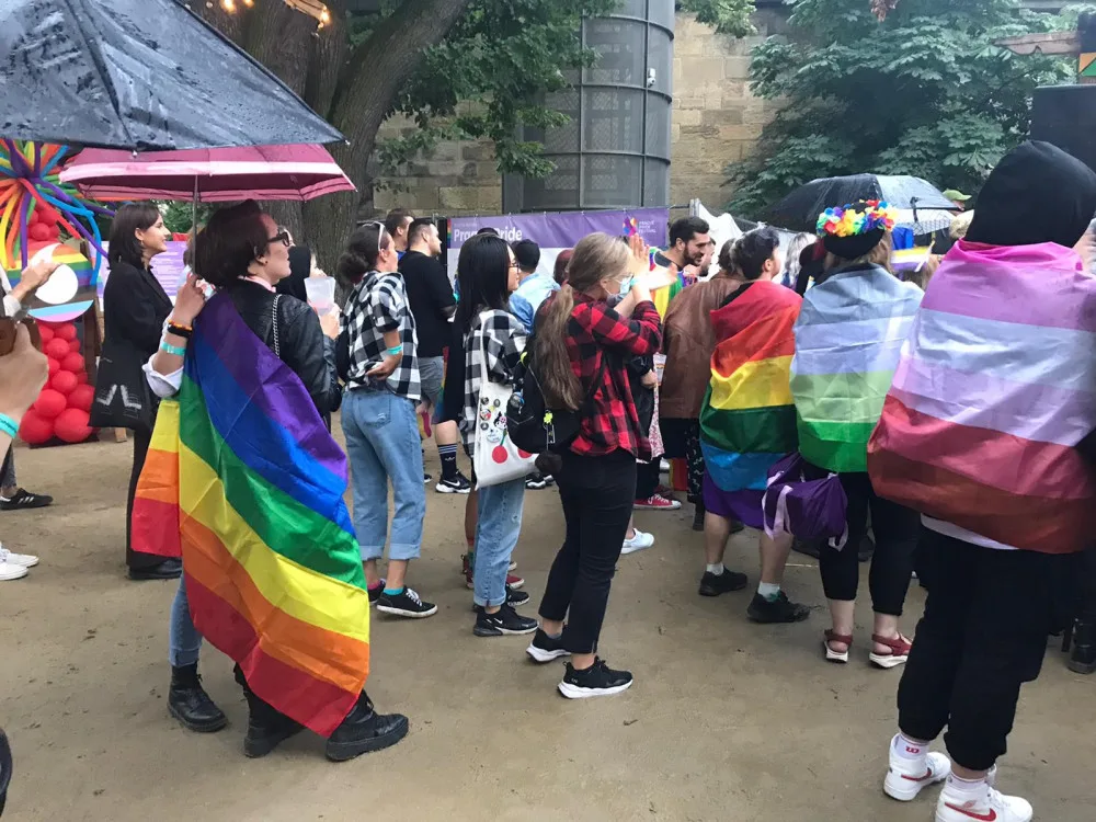 Slavnostního zahájení Prague Pride se účastní stovky lidí. Radost jim nezkazil ani déšť