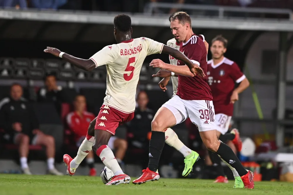 Sparta v úvodním utkání třetího předkola Ligy mistrů podlehla Monaku 0:2. Utkání provázelo rasistické skandování