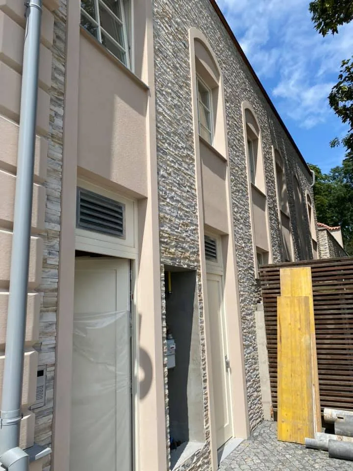Obnovena hostince U Brabců v Praze 9 bude stát téměř sto milionů korun