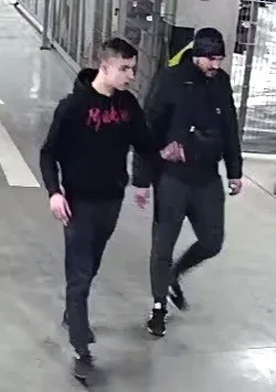 Policisté pátrají po podezřelých, kteří zveřejnili rasistický transparent