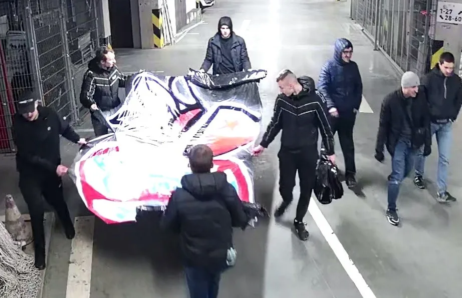 Policisté pátrají po podezřelých, kteří zveřejnili rasistický transparent