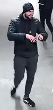 Policisté pátrají po podezřelých, kteří zveřejnili rasistický transparent