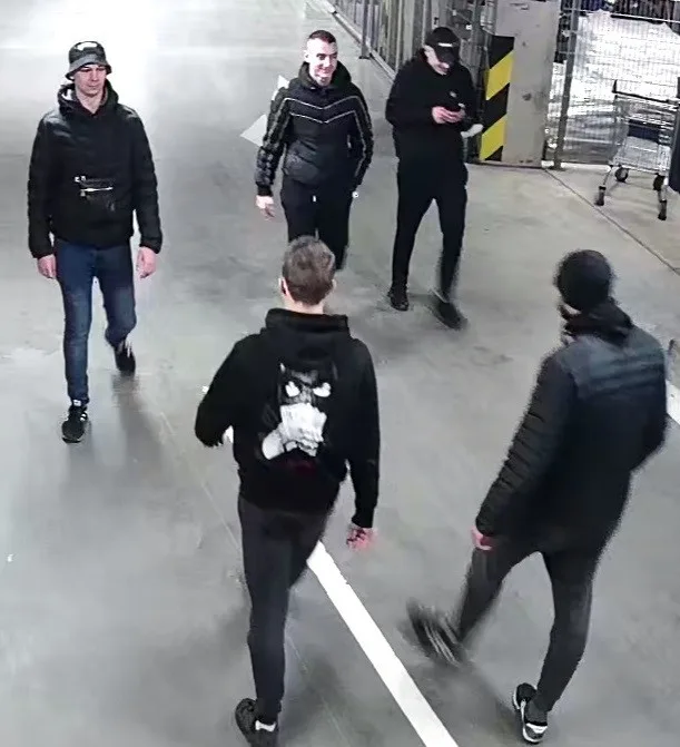 Policisté pátrají po podezřelých, kteří zveřejnili rasistický transparent