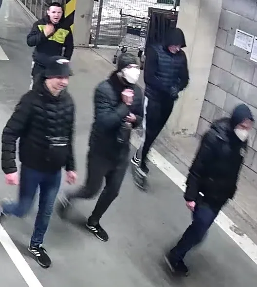 Policisté pátrají po podezřelých, kteří zveřejnili rasistický transparent