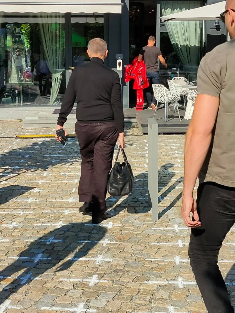 Dobrovolníci pomalovali kříži místo, kde má Babiš autogramiádu