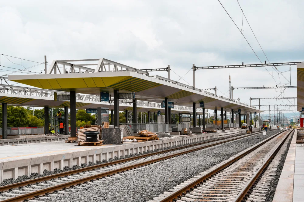 Na Zahradní Město bude možné dojet vlakem i autobusem. Podívejte se, jak vypadá výstavba přestupního temrinálu