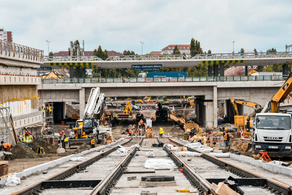 Na Zahradní Město bude možné dojet vlakem i autobusem. Podívejte se, jak vypadá výstavba přestupního temrinálu