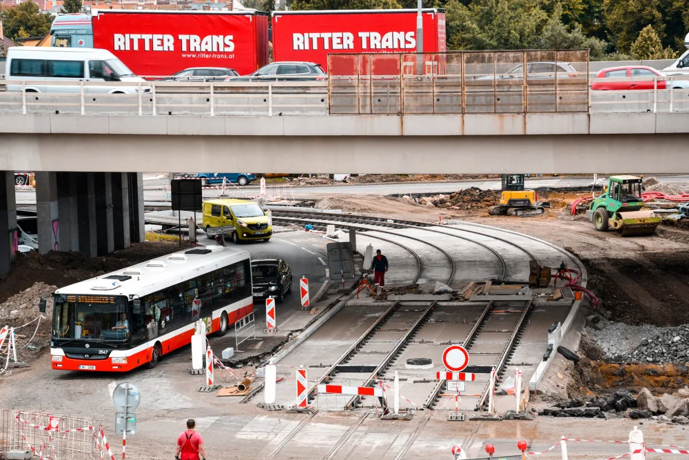 Na Zahradní Město bude možné dojet vlakem i autobusem. Podívejte se, jak vypadá výstavba přestupního temrinálu