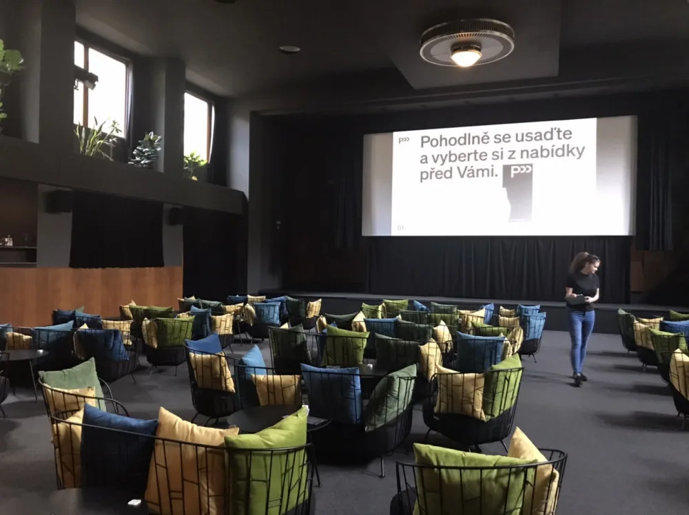 butikové kino Přítomnost