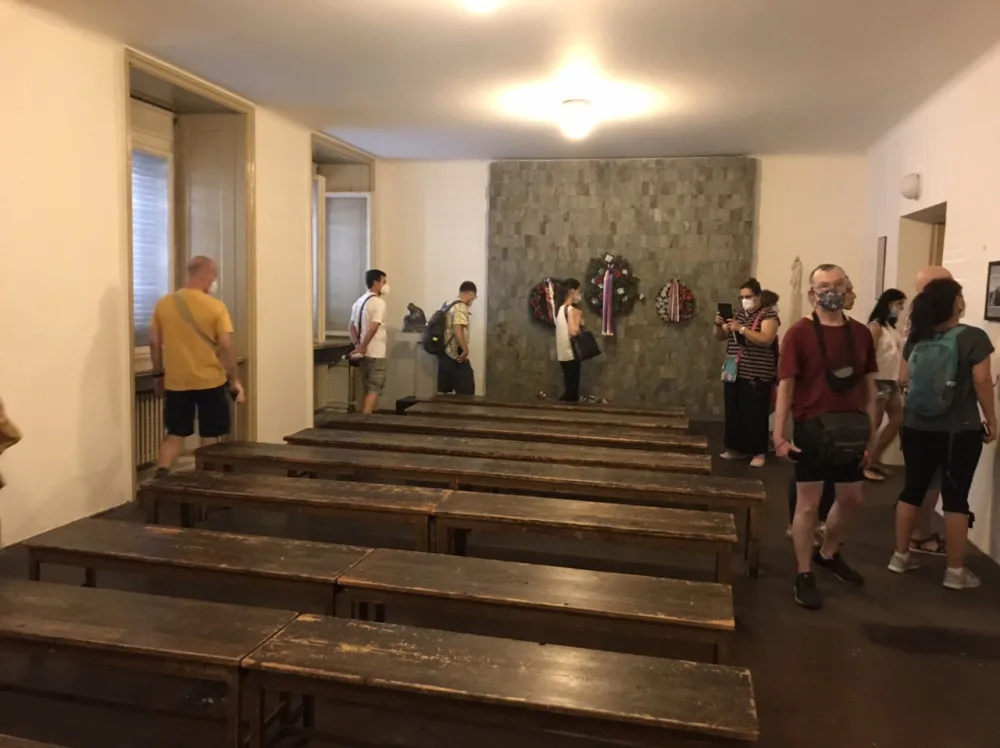 takzvaný biograf v Petschkově paláci, kde vězni čekali na výslechy dlouhé hodiny