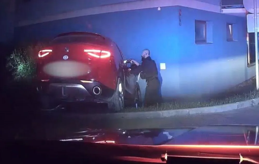 Recidivista ujížděl policistům v kradeném autě. Neměl řidičák, odmítl test na drogy a naboural panelák