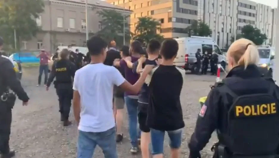 Při policejní honičce v Praze havarovala dodávka. Vyběhly z ní desítky migrantů, pátrá po nich policie