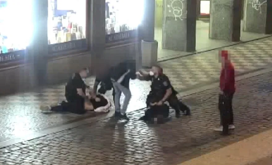 Cizinec zbil muže v centru Prahy. Nelíbilo se mu, jak vypadá