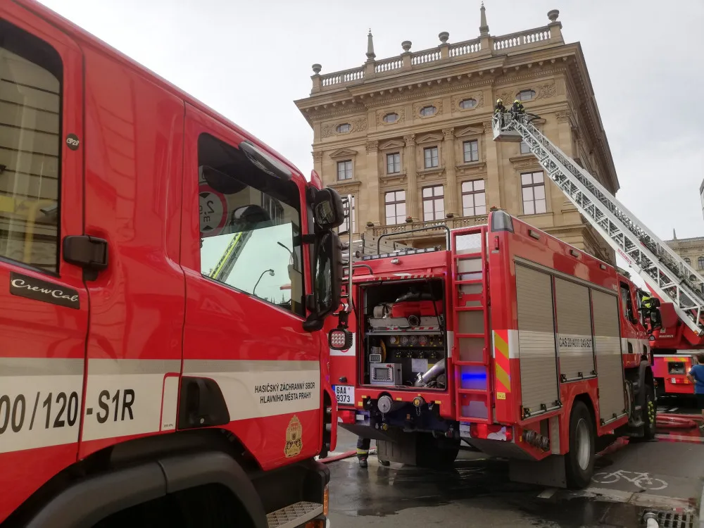 Národní divadlo pod proudem vody. Hasiči připomněli 140 let od velkého požáru