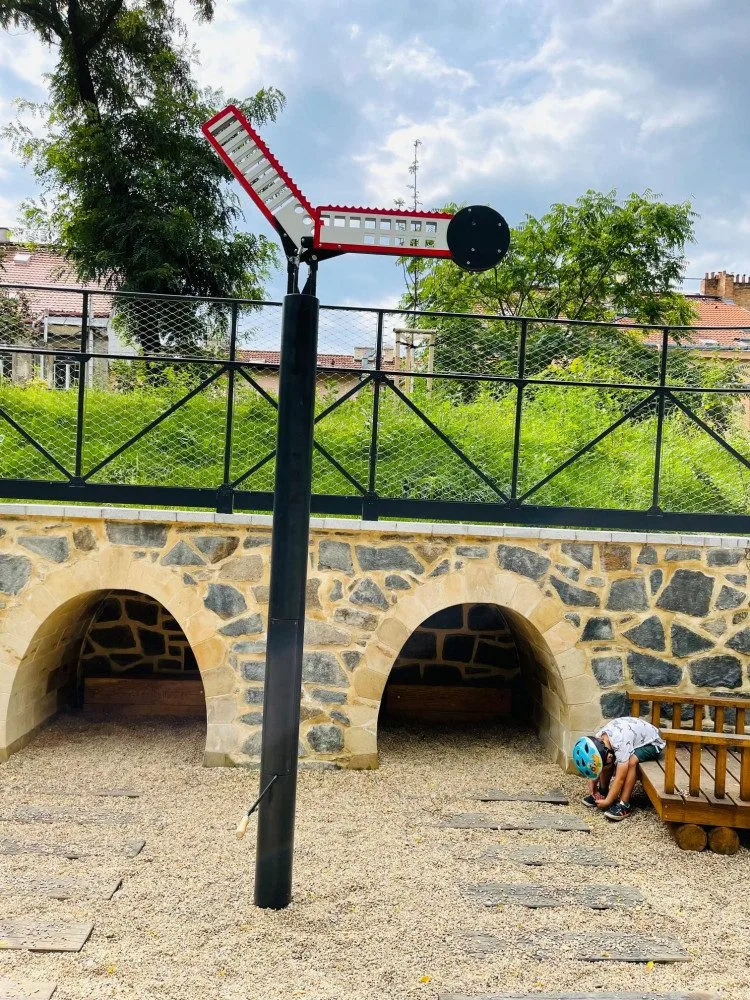 V Praze vznikl nový plácek s železniční tématikou pro děti. Podívejte se, jak vypadá