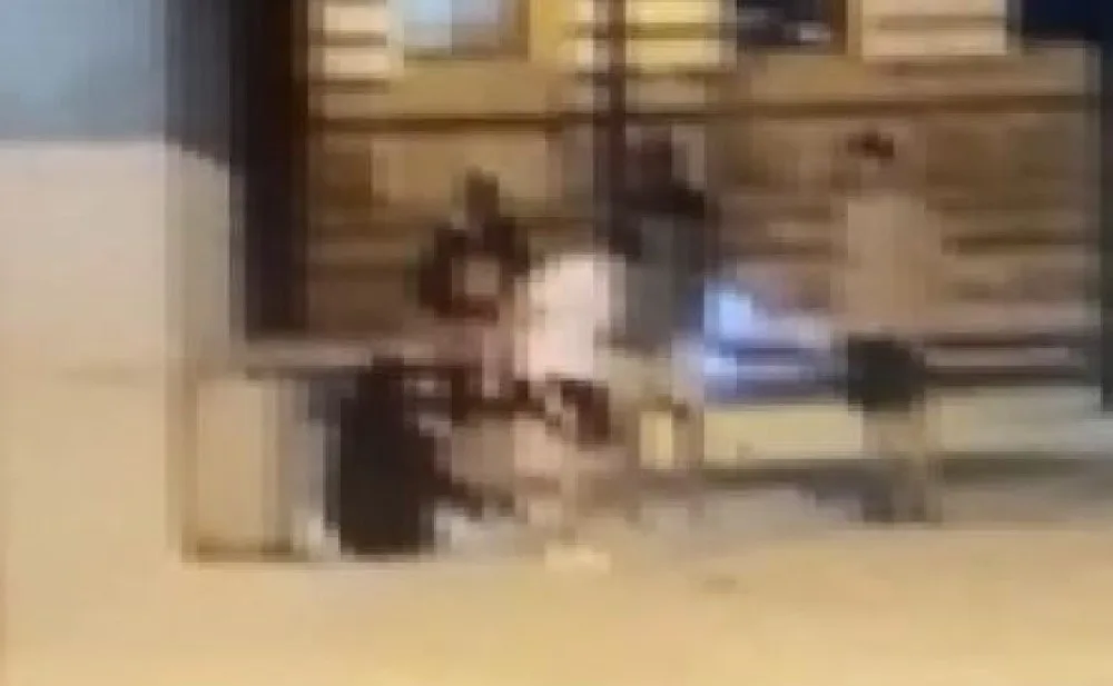 Mladíci se bavili rozbíjením okolí Národního divadla. Jeden skončil s pouty na rukou na záchytce