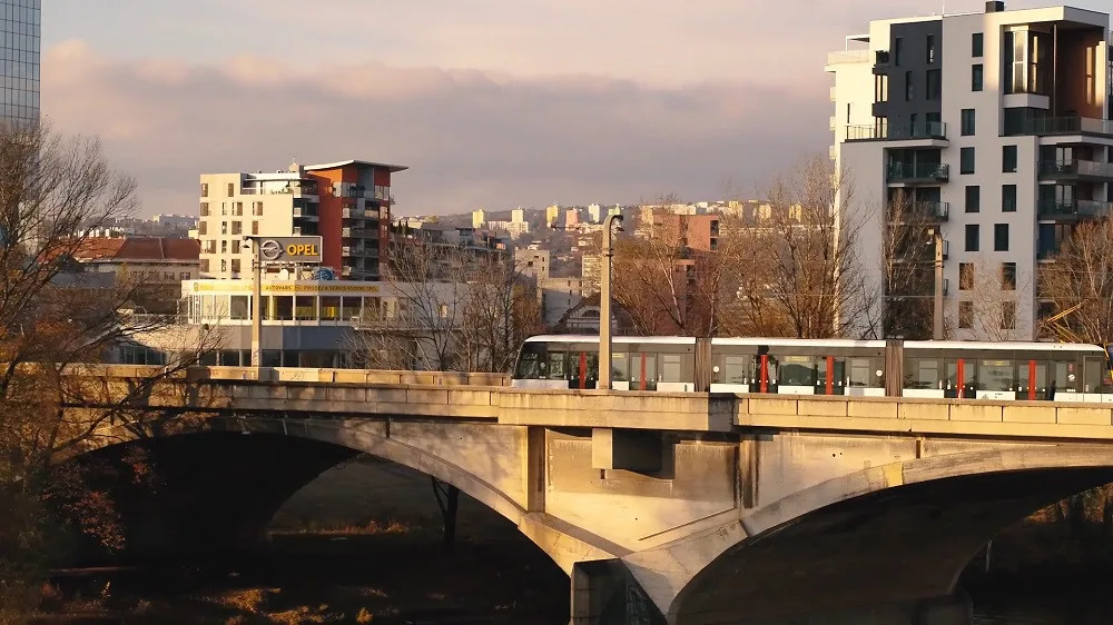 Světla na Libeňském mostě sama regulují svou intenzitu podle dopravy