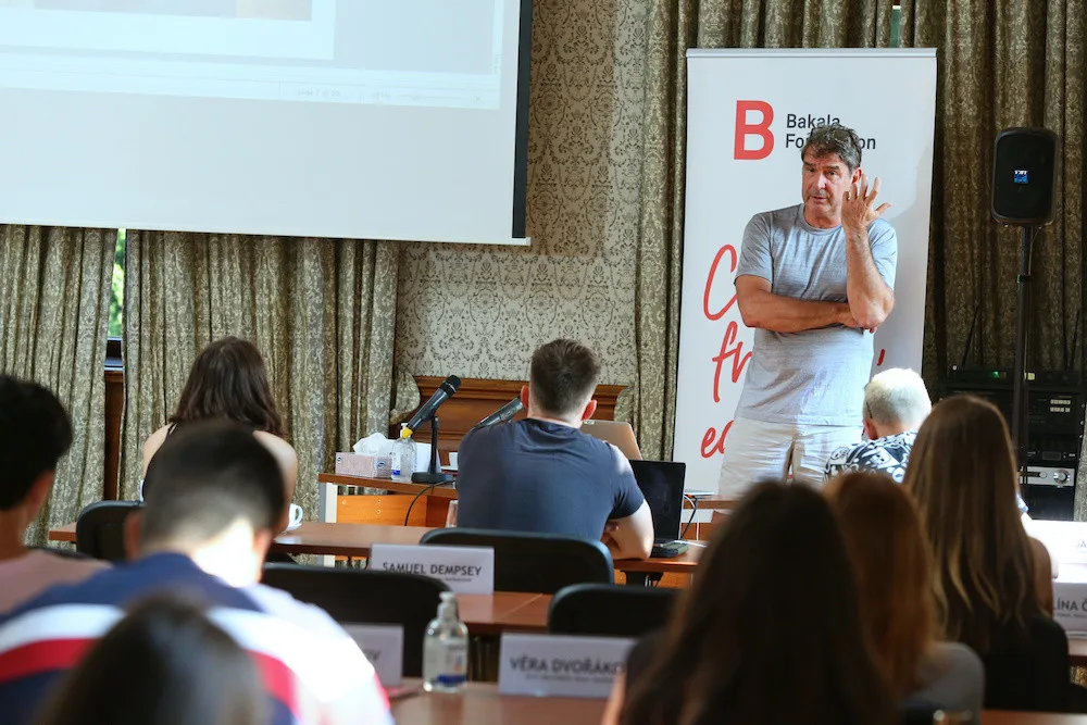 Mezinárodním studentům prezentoval i český novinář, dlouholetý redaktor CNN, Tomáš Etzler.