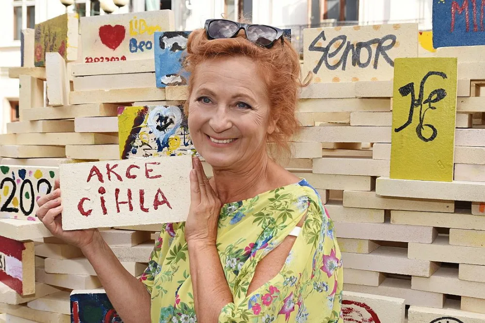 Herečka Simona Stašová jako patronka Akce cihla přišla podpořit prodej cihel do ulice Na Příkopě