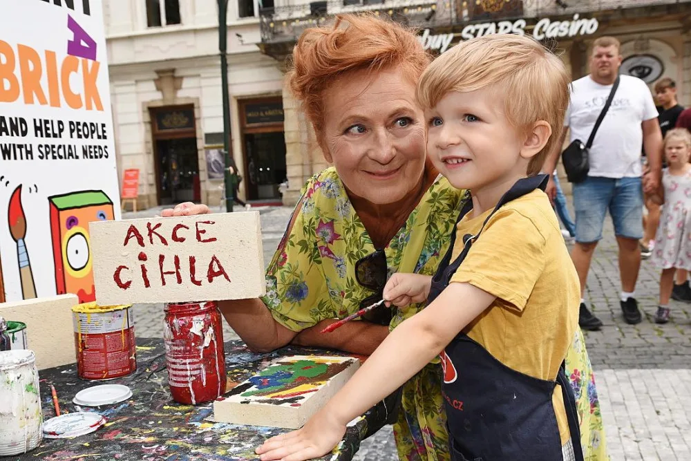 Herečka Simona Stašová jako patronka Akce cihla přišla podpořit prodej cihel do ulice Na Příkopě