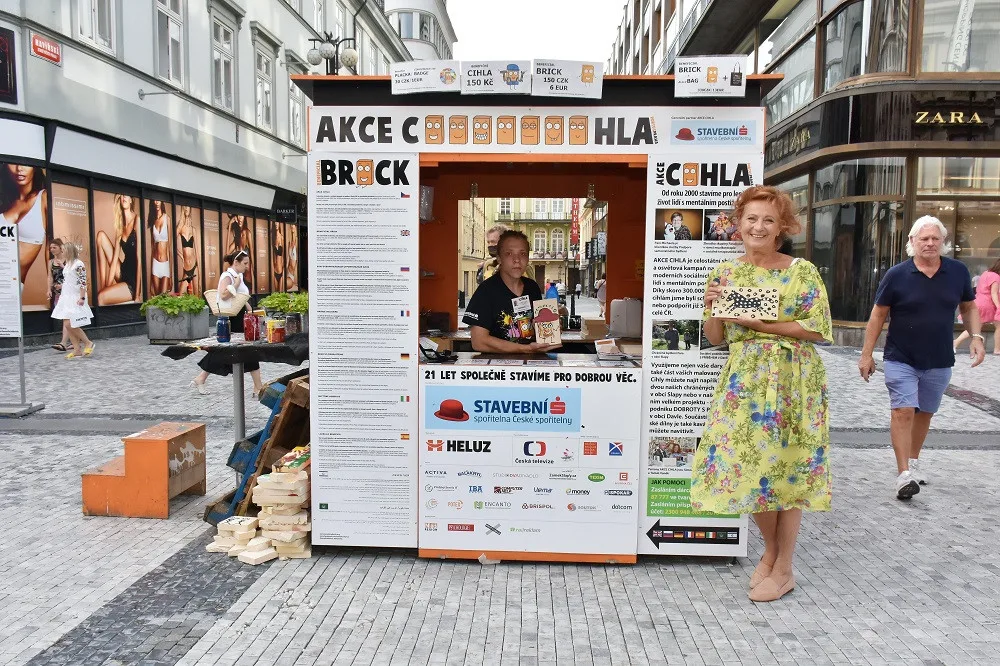 Herečka Simona Stašová jako patronka Akce cihla přišla podpořit prodej cihel do ulice Na Příkopě