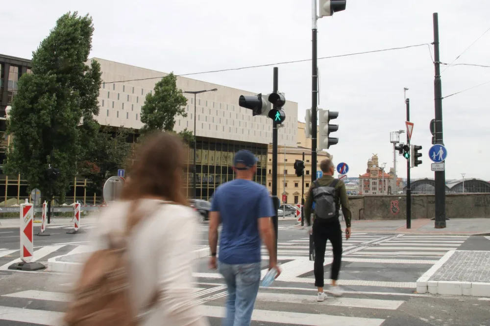 Dnes začal fungovat první přechod přes magistrálu u Muzea. Druhý bude zprovozněn v listopadu