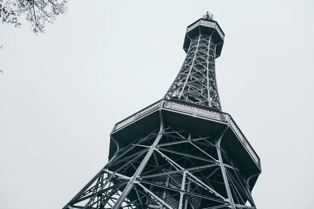 Pražská Eifelovka slaví. Petřínská rozhledna nabízí unikátní výhledy na Prahu již 130 let