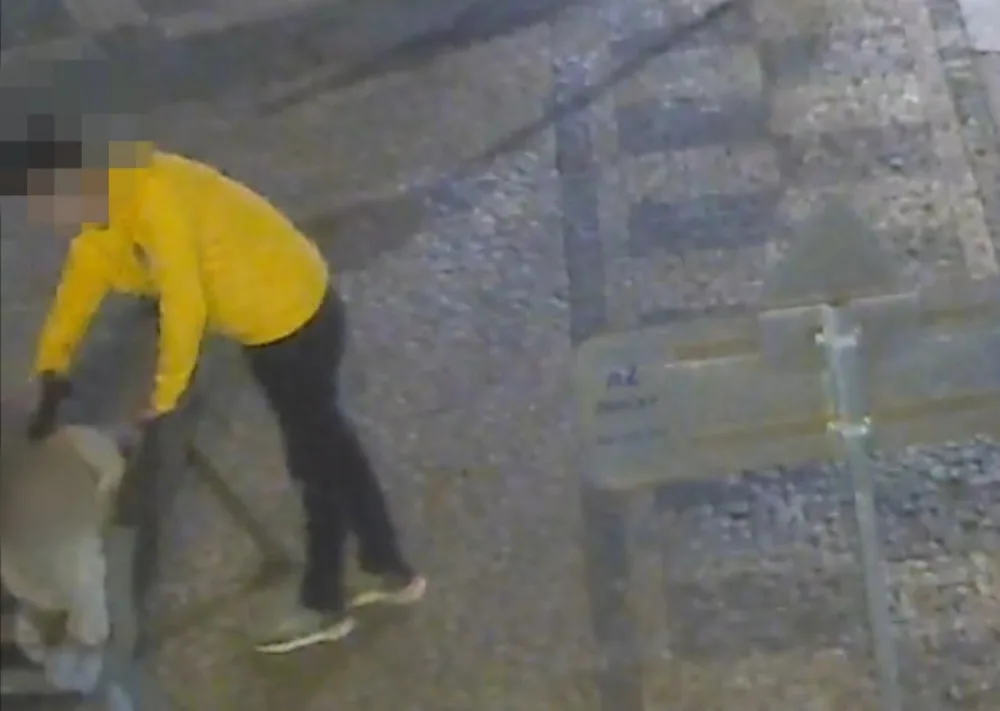 Zloděj v centru Prahy okradl spícího muže