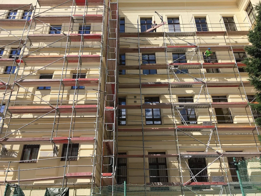 Nová okna či hřiště. Některé školy v Praze 2 přivítají žáky v novém