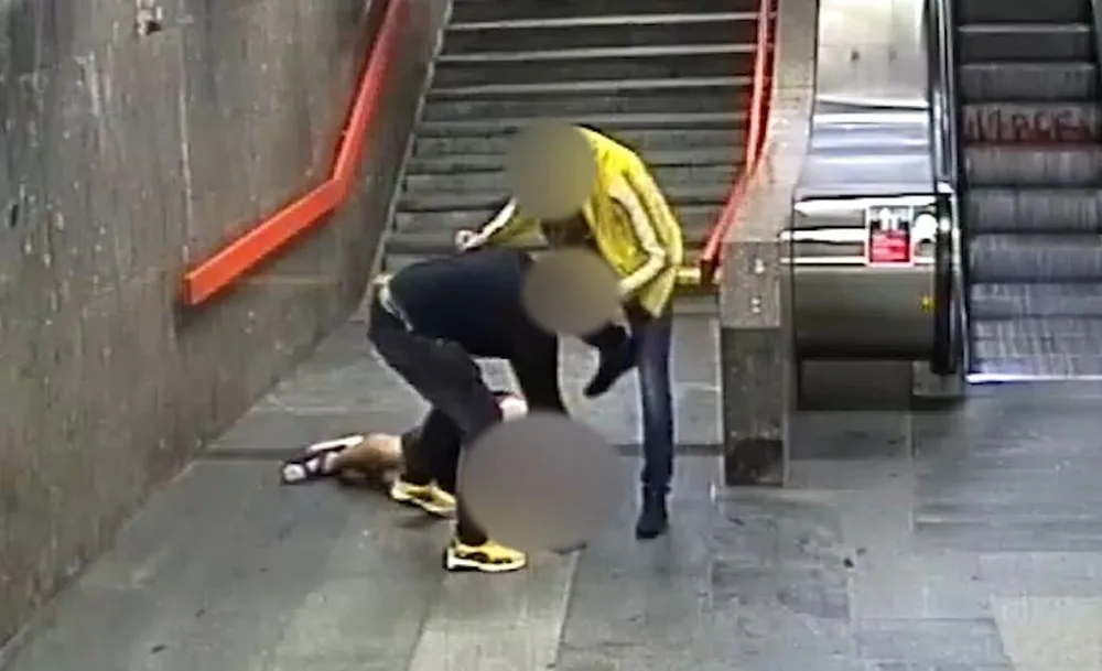 Cizinci napadli muže v metru, dupali mu na hlavu a okradli ho. Za dva dny už byli v rukou policie