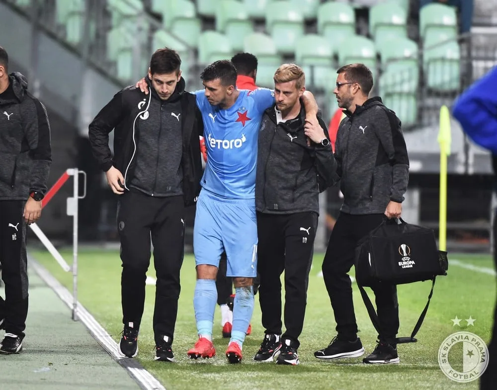 Ztráta bodů, zraněný Kúdela a dvakrát ošetřovaný Kolář. Karviná Slavii pořádně zatopila