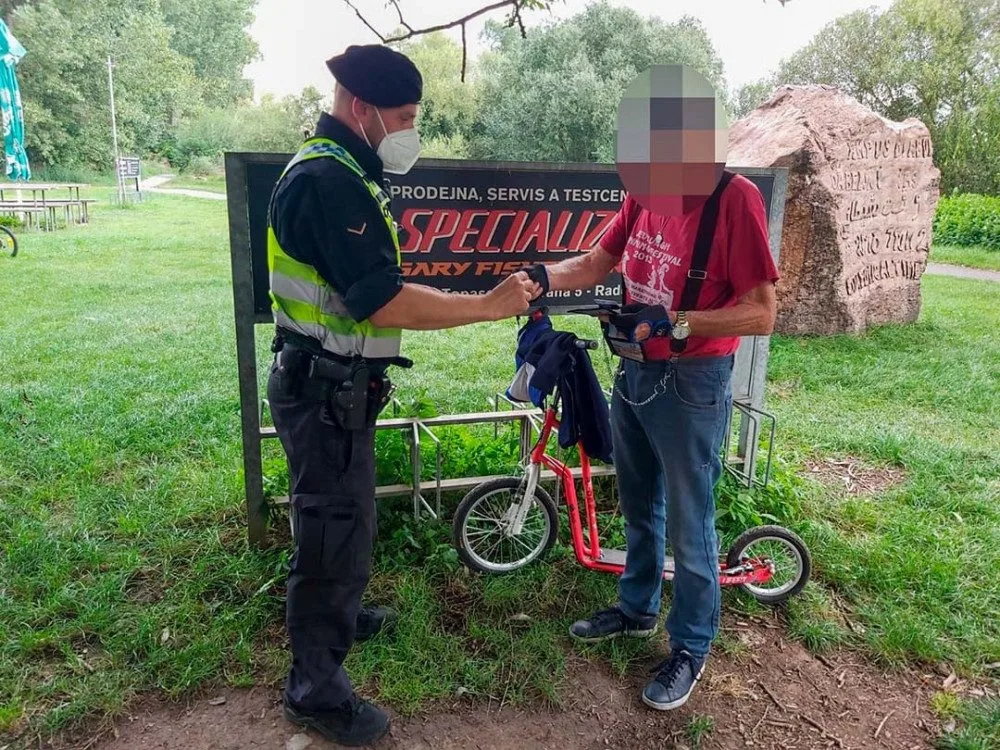 Děda jel děsně pomalu, řekla strážníkům sedmiletá dívka, která ujela seniorovi na kole