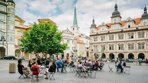 Lidé mohou dále vyžívat stolky a židle v ulicích Prahy, rozhodli radní
