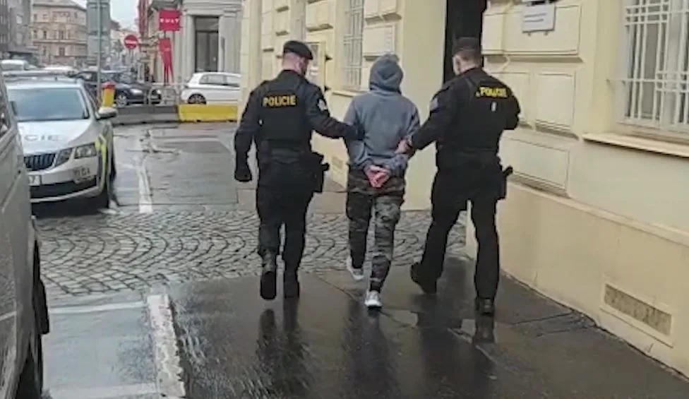 Policie zadržela ženu, která vyhrožovala bombou na nádraží. Hrozí jí tři roky ve vězení