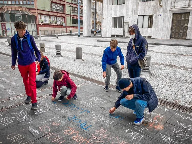 Nejsme čísla! Studenti v Praze demonstrovali, aby se kvůli covidu už nezavíraly školy