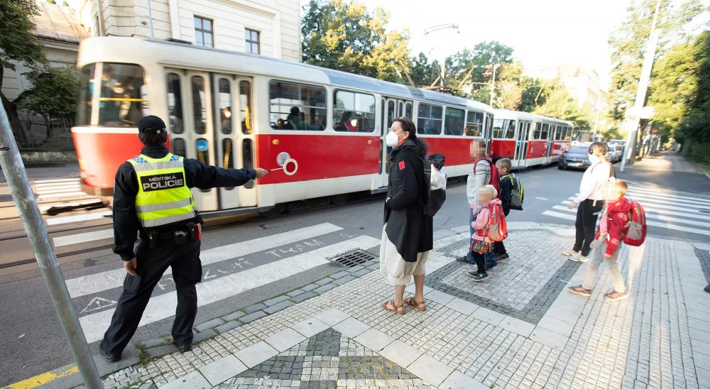 Školní rok je tady. Jaká jsou základní pravidla při přecházení silnice po přechodu a mimo něj?