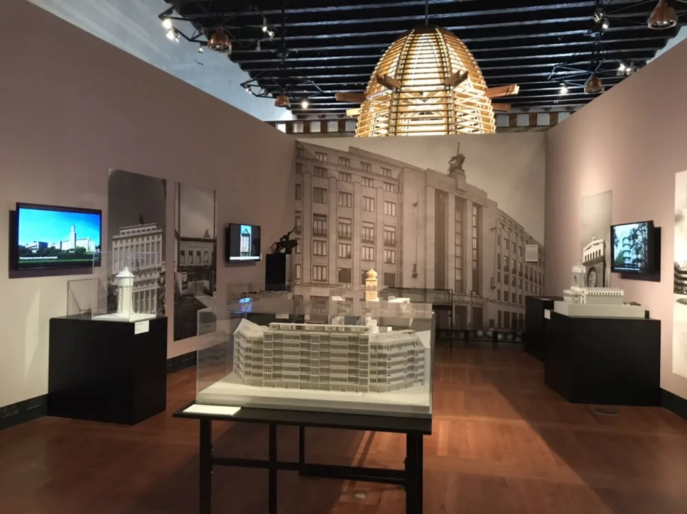 Jízdárna Pražského hradu hostí nejrozsáhlejší výstavu moderní architektury za posledních dvacet let