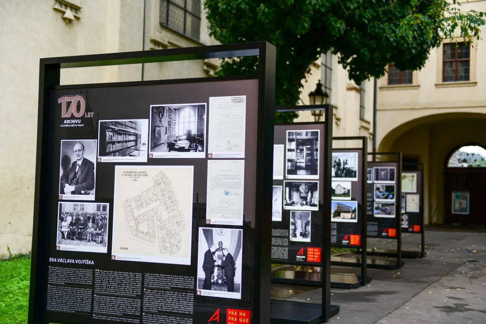 Městský archiv oslavuje 170 let od svého založení venkovní výstavou